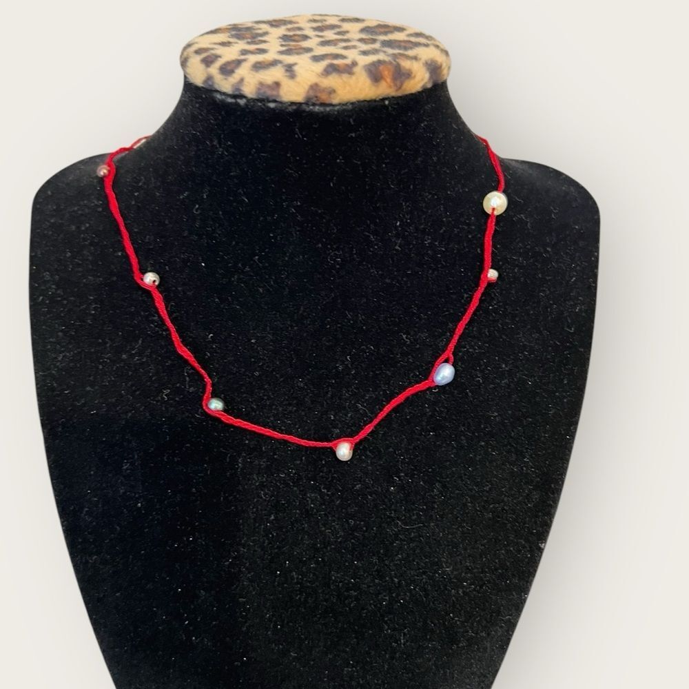 Faux pearls choker on red string